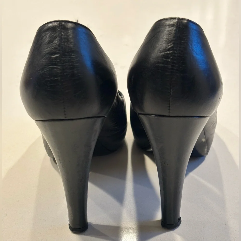 CHANEL G25723 Black Leather Peep-Toe Pumps - Interlocking CC Logo - Size 39